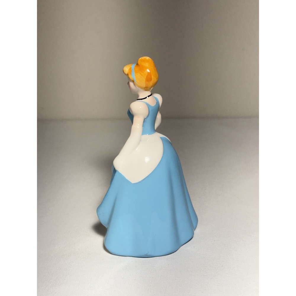 Vintage Walt Disney Productions Japan Cinderella Ceramic Porcelain Figurine 5.5" - Picture 4 of 8